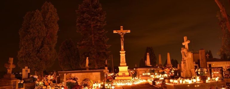 Nocna magia starego cmentarza – FOTO
