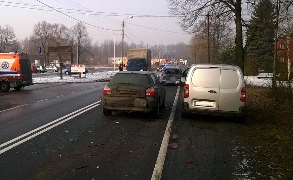 Na zdjęciu: Do zdarzenia trzech samochodów doszło w Zatorze na ulicy Wadowickiej. Fot. Policja Chwila nieuwagi i nieszczęście gotowe. Trzy samochody zderzyły się w Zatorze. #Zator #kolizja #wypadek #zderzenie #utrudnienia #karambol