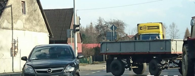 Bus zderzył się z osobówką. Utrudnienia na drodze krajowej