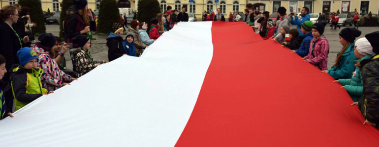 Ponieś wielką flagę Polski