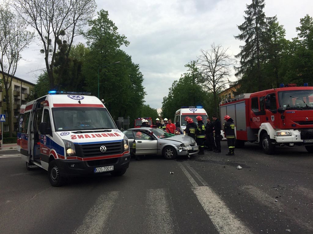 Droga wojewódzka nr 948 w Łękach jest zamknięta. W Oświęcimiu na skrzyżowaniu ulic Słowackiego i Tysiąclecia obowiązuje ruch wahadłowy.