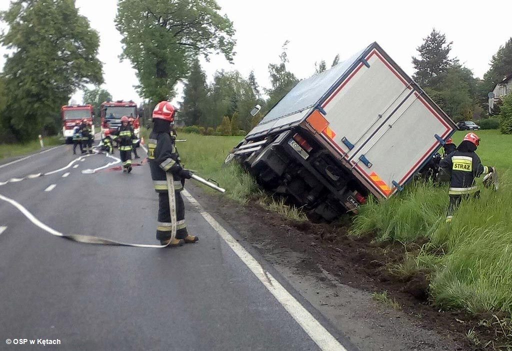 Łęki, wypadek, w rowie, chemikalia, straż, policja