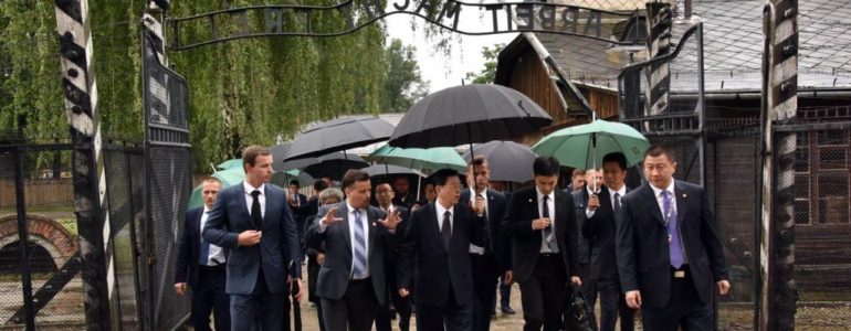 Chińska delegacja w Miejscu Pamięci Auschwitz