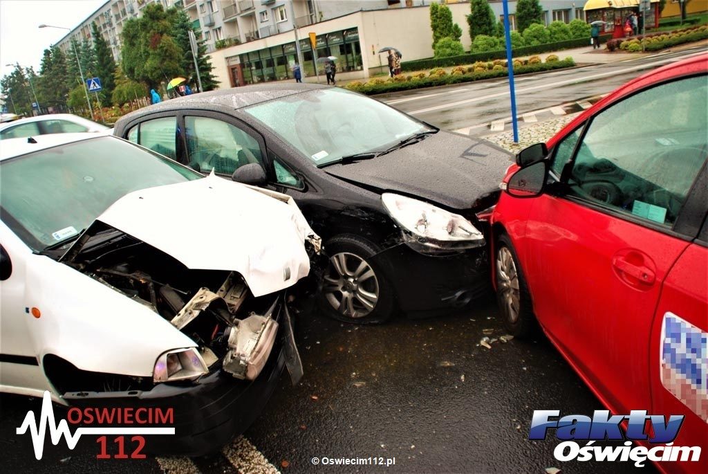 Trzy samochody zderzyły się na skrzyżowaniu ulic Tysiąclecia i Śniadeckiego w Oświęcimiu. Po raz kolejny okazało się, że to bardzo niebezpieczne miejsce.