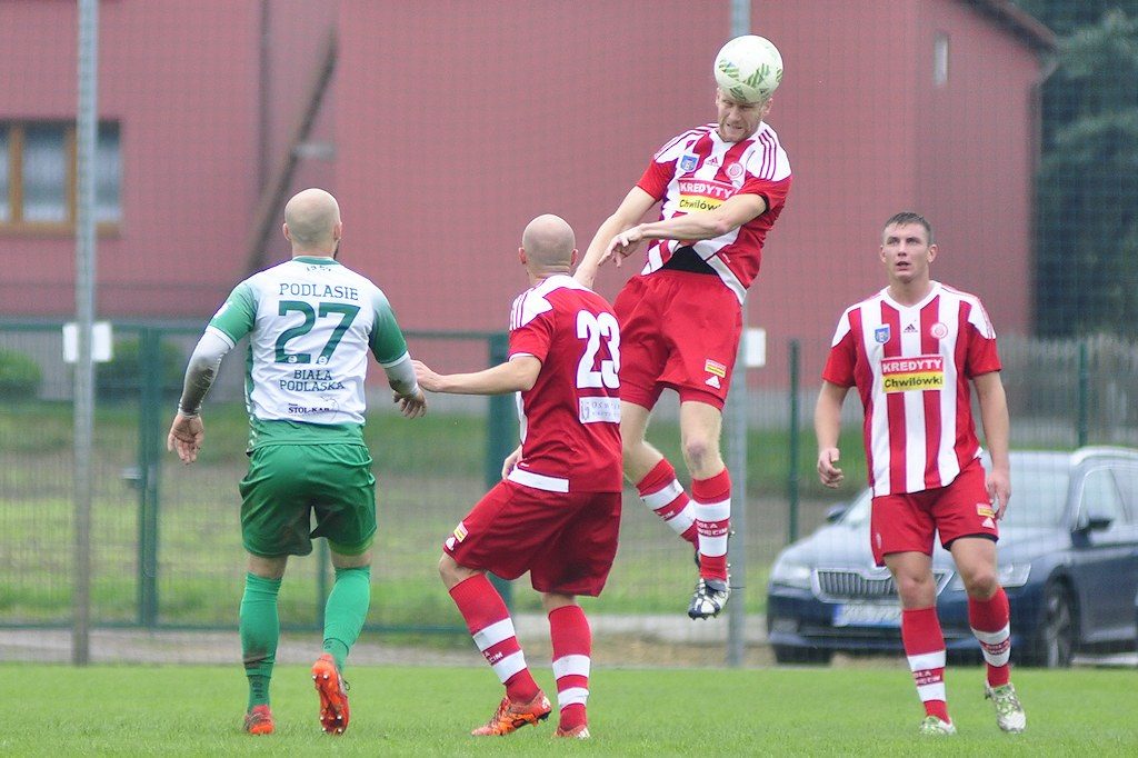 Soła wygrała na wyjeździe z Resovią Rzeszów. Soła pojechała na stadion lidera grupy czwartej III ligi powalczyć o trzy punkty. Zadanie nie ułatwiały trudne warunki. Boisko było grząskie. Sędzia dopuścił go jednak do gry.