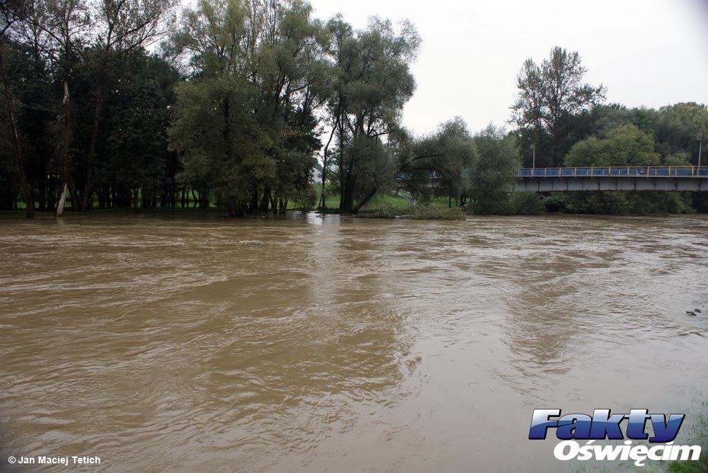 Pogoda się poprawia, a poziom wód w rzekach i rzeczkach zaczął opadać. Sytuacja będzie się jednak normować przynajmniej przez kilka dni.