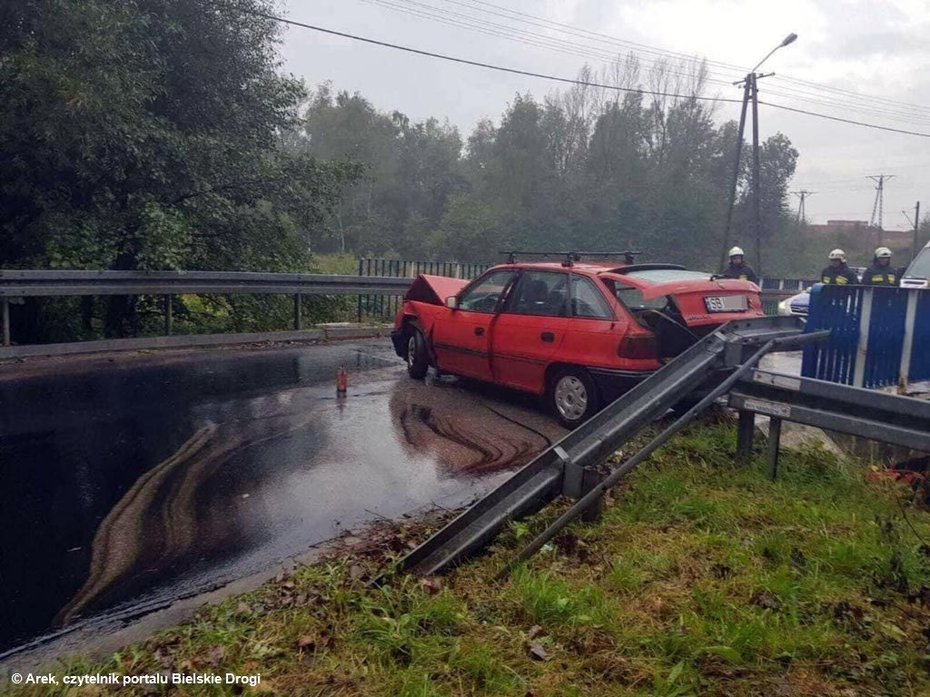 Do groźnie wyglądającego zdarzenia drogowego doszło na ulicy Głowackiego w Kętach. Przyczyna był brak ostrożności na śliskiej jezdni.