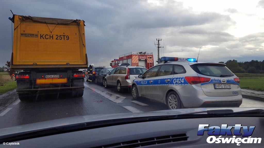 Około godziny 15.30 na drodze wojewódzkiej nr 933 w Broszkowicach lub Bobrku doszło do karambolu. Kierowcy muszą się tam liczyć z utrudnieniami.