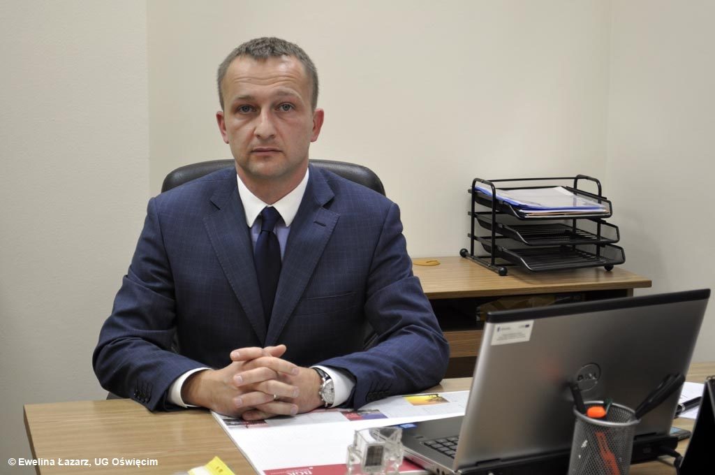 Albert Bartosz, wójt gminy Oświęcim, oficjalnie przedstawił dzisiaj radnym swojego nowego zastępcę. Bartłomiej Bąk wziął właśnie udział w swojej pierwszej sesji.
