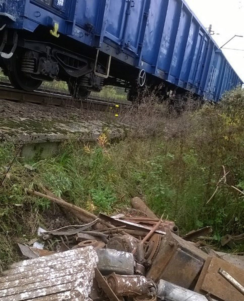 Policjanci z zatorskiego komisariatu zatrzymali 48- letniego mieszkańca gminy Przeciszów, podejrzanego o kradzież złomu. Zaskoczyli złodzieja w czasie, gdy z jednego z wagonów pociągu towarowego wyrzucał, jadące do huty, zezłomowane elementy metalowe.
