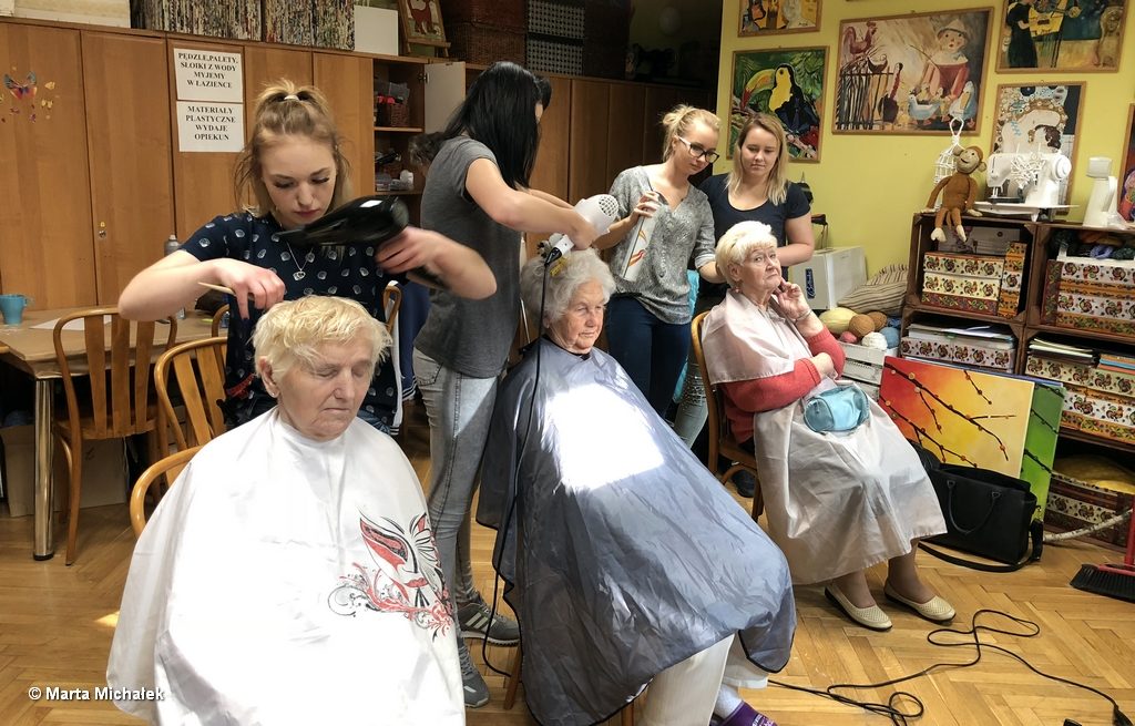 Seniorzy z Dziennego Domu Pomocy w Oświęcimiu przygotowują się do Balu Seniorów. Uczestniczki 6-17 Hufca Pracy wyczarowały im świetne fryzury.