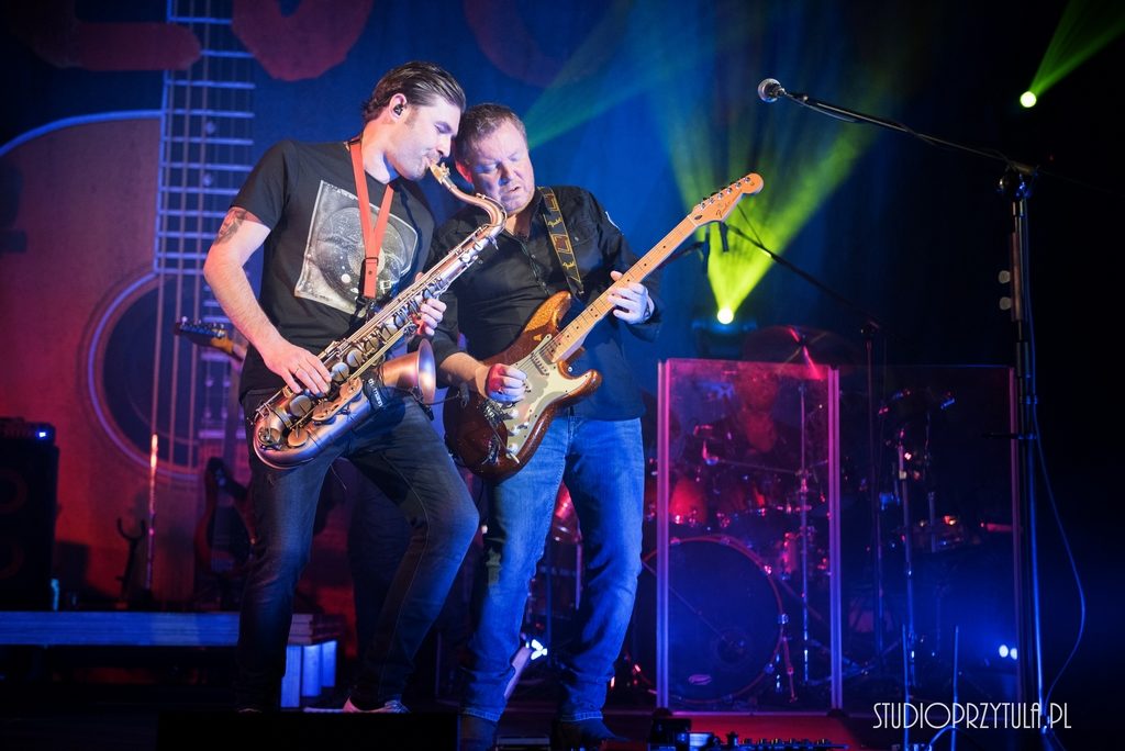 Ray Wilson, szkocki wokalista, gitarzysta, kompozytor, autor tekstów, były wokalista zespołu Genesis wystąpił w Domu Kultury w Przeciszowie. Sala pękała w szwach, a fani Raya usłyszeli swoje ulubione piosenki.