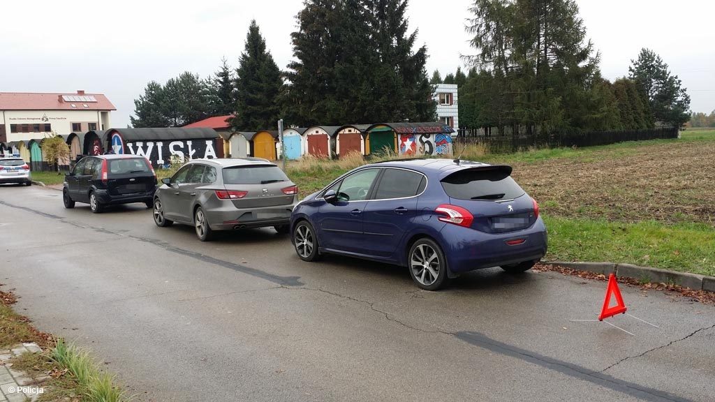 Efektem domina zakończyła się chwilowa nieuwaga młodej kobiety na drodze. Wystarczył moment, by ucierpiała jedna osoba i trzy samochody.