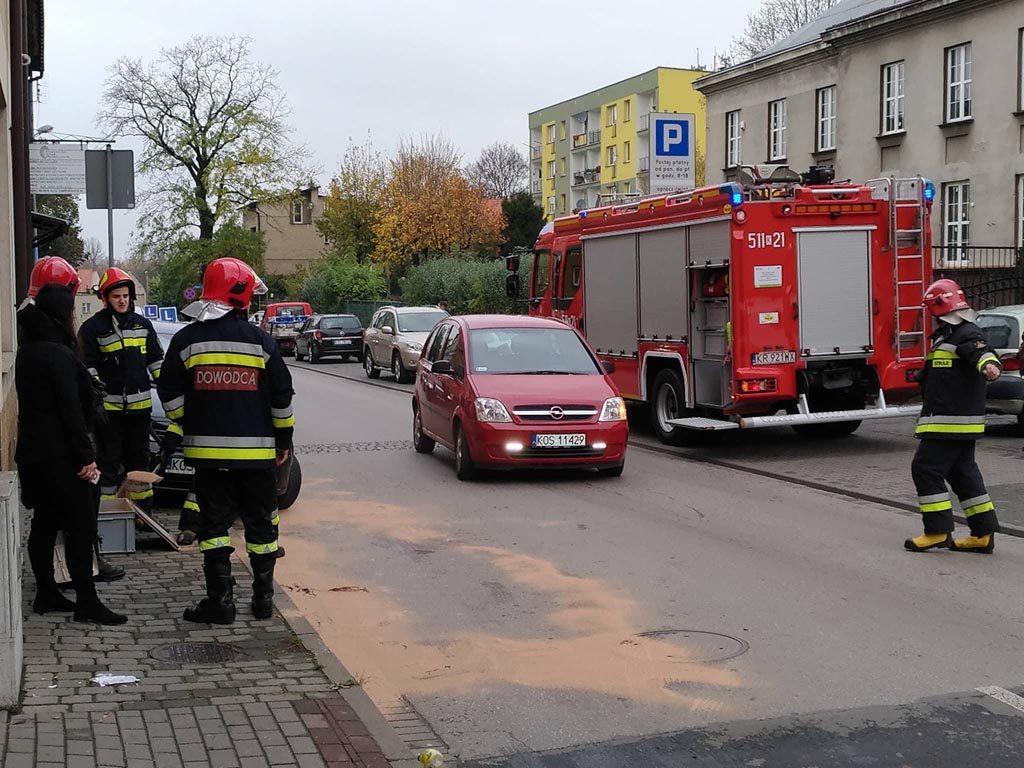 Kierowcy jadący przez Stare Miasto w Oświęcimiu muszą się spodziewać utrudnień. Na ulicy Górnickiego z samochodu wylało się prawdopodobnie paliwo.