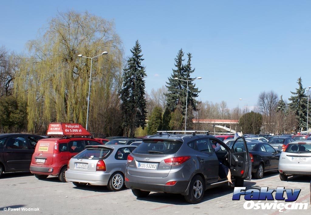 Samorząd Oświęcimia zaplanował zmiany w strefie płatnego postoju. Biletów parkingowych kierowcy nie kupią w kiosku lub innych punktach sprzedaży.