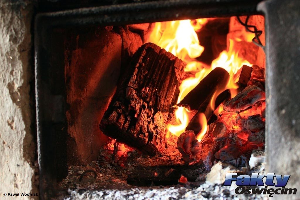 W jednym z mieszkań bloku w Zatorze wybuchł pożar. Przyczyną był ulatniający się gaz. Policja apeluje o nielekceważenie zagrożeń.