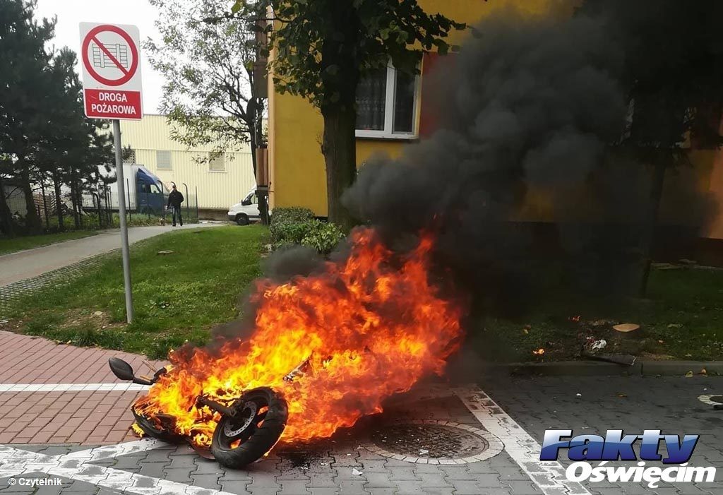 Dzisiaj przed południem na Zasolu w Oświęcimiu spłonął skuter. Prawdopodobna przyczyną zdarzenia był samozapłon.