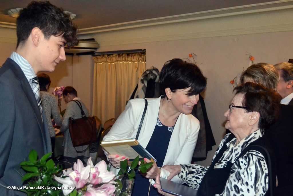 Maria Zachara, absolwentka Prywatnego Gimnazjum Koedukacyjnego imienia Stanisława Konarskiego w Oświęcimiu, kończy dzisiaj 100 lat. W niedzielę odwiedzili ją przyjaciele „Konara”.