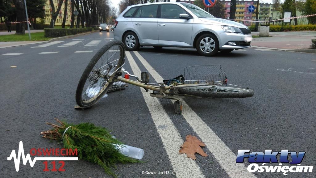Na jednym z bardziej niebezpiecznych skrzyżowań w Oświęcimiu w wypadku obrażeń ciała doznał rowerzysta. Senior wjechał rowerem wprost przed samochód.