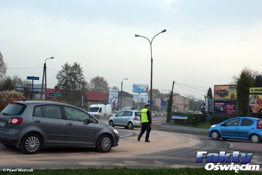 Kierowcy zmierzający w stronę ronda u zbiegu ulic Olszewskiego, Chemików i Fabrycznej w Oświęcimiu muszą spodziewać się utrudnień. Na miejscu pracują strażacy i policjanci.