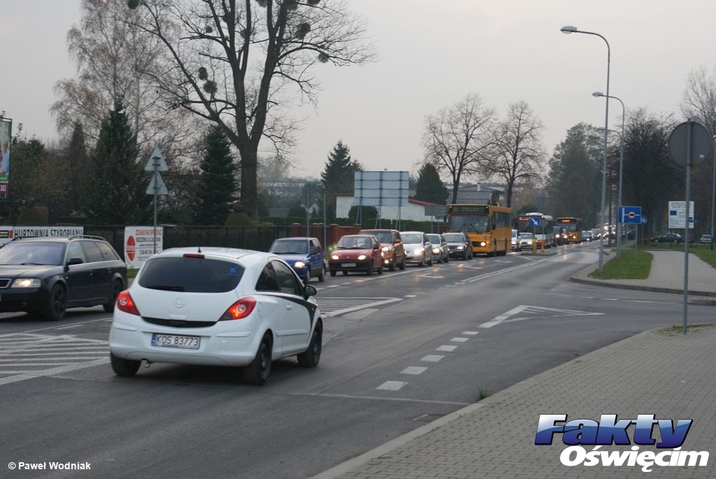 Kierowcy zmierzający w stronę ronda u zbiegu ulic Olszewskiego, Chemików i Fabrycznej w Oświęcimiu muszą spodziewać się utrudnień. Na miejscu pracują strażacy i policjanci.