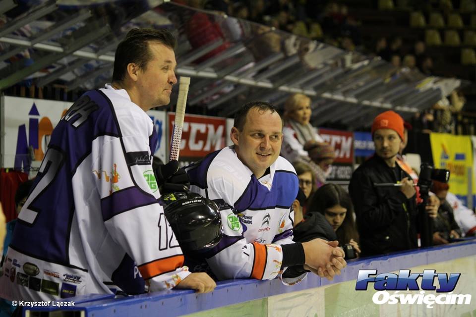 Łukasz Dziędziel i Mariusz Siudek pobili Adama Grzankę. Rzecz działa się na charytatywnym meczu hokejowym. I kosztowała ich sześć tysięcy złotych.