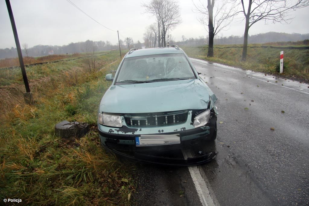 29-letni mężczyzna zginął potrącony przez samochód na drodze w Osieku. Główna droga przez sołectwo jest nieprzejezdna.
