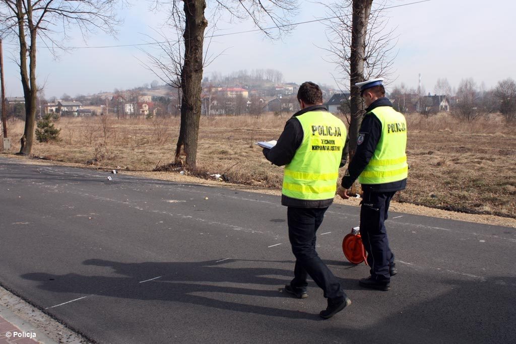 Po opadach deszczu na drogach zrobiło się ślisko i niebezpiecznie. Dzisiaj po południu w powiecie doszło do dwóch kolizji, w tym na drodze, gdzie rano zginął pieszy.