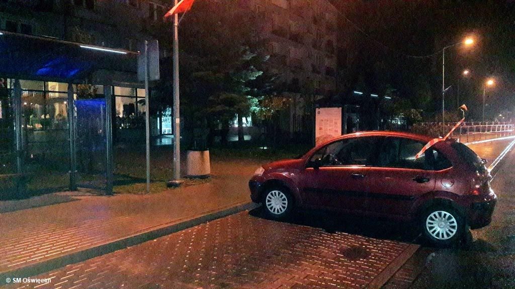 Wczesnym rankiem citroen nie miał ochoty stać na parkingu, na którym zostawiła go właścicielka. Samochód postanowił odwiedzić zatokę autobusową.