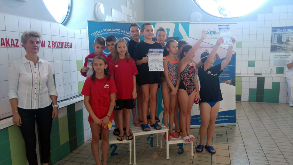 Pływacy z klas 4a i 5a z Uczniowskiego Klubu Sportowego Ósemka z Oświęcimia wystartowali w Tarnowie w zawodach z cyklu "Małopolska Liga Dzieci".