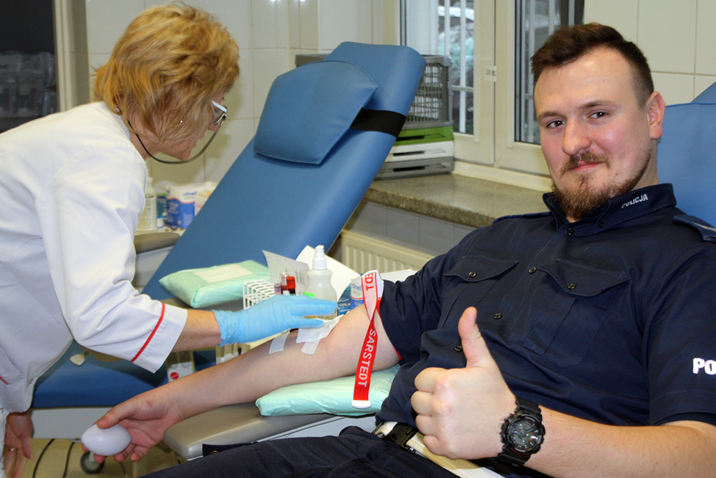 Kilkunastu policjantów z powiatu oświęcimskiego w ramach akcji „Nasza krew – nasza Ojczyzna” postanowiło oddać krew potrzebującym. 