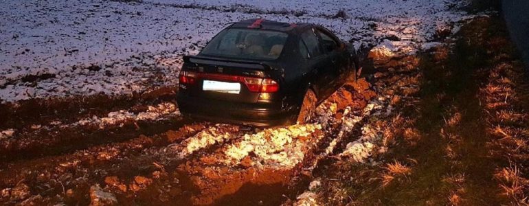 Jechał za szybko, zaliczył dachowanie i orankę