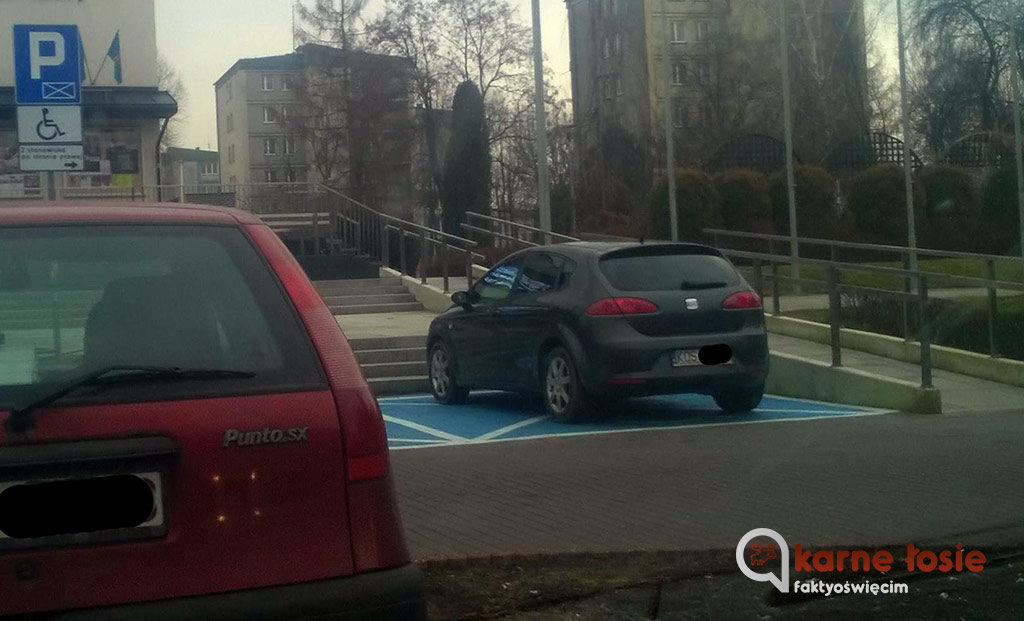 "Młoda dama dwa razy objechała na około parkingu przy Oświęcimskim Centrum Kultury, po czym na chwile zaparkuje na miejscu dla inwalidów, ... a co tam" - złości się nasz czytelnik.