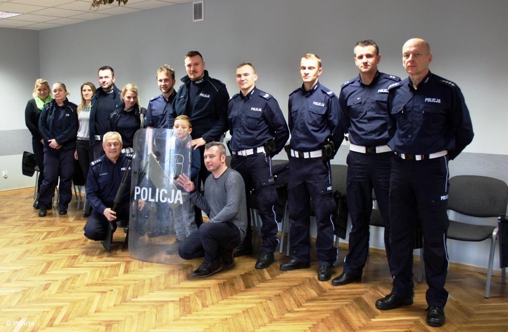 Siedmioletni Tymonek Stanek odwiedził Komendę Powiatową Policji w Oświęcimiu. Marzeniem ciężko chorego chłopca było poznanie pracy policjantów.
