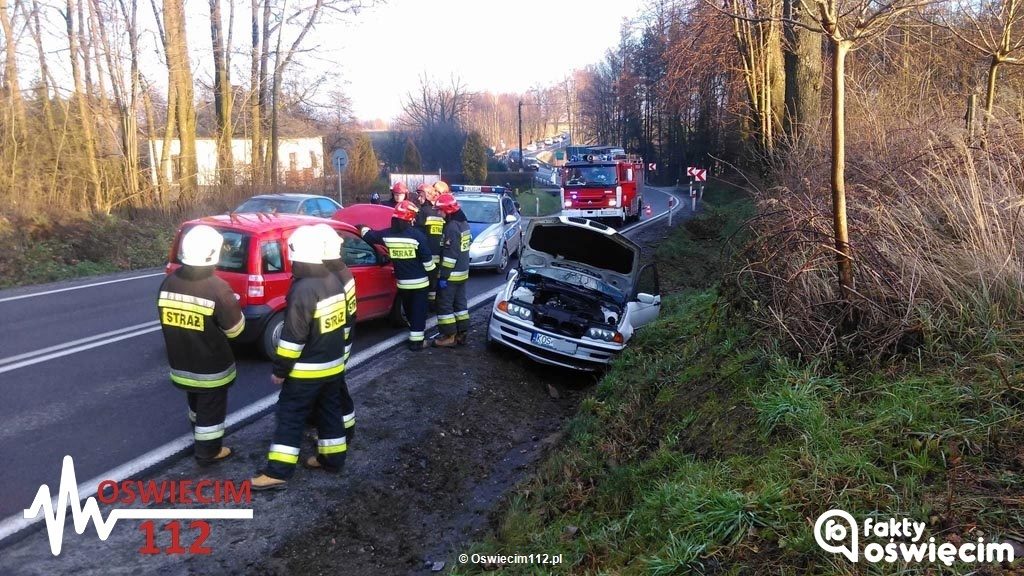 Niedostosowanie prędkości do warunków panujących na drodze było prawdopodobną przyczyną zdarzenia drogowego we Włosienicy. Młody mężczyzna stracił panowanie nad samochodem.