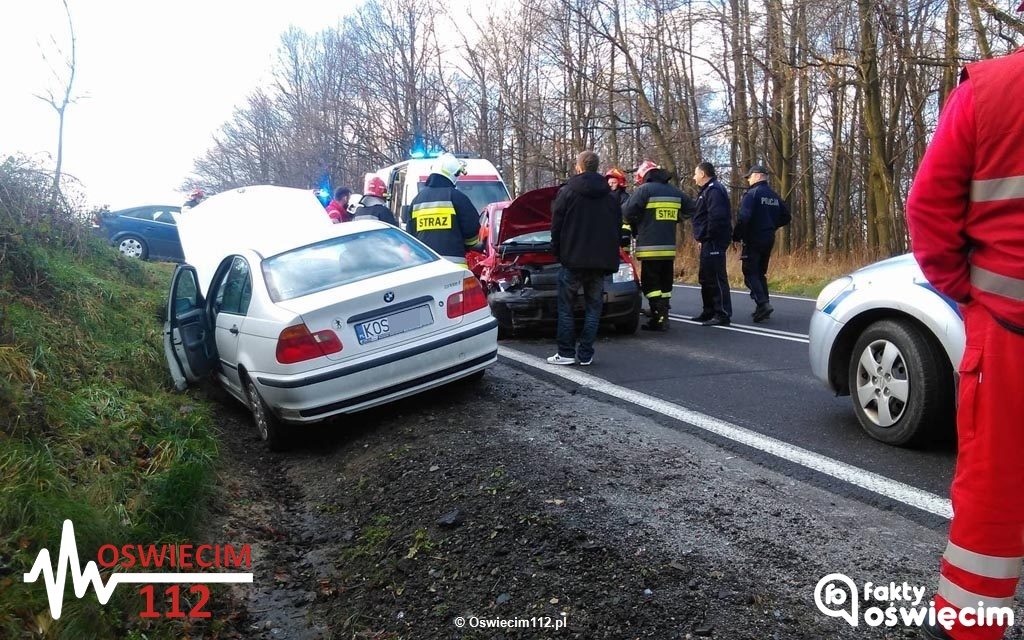 Na granicy Włosienicy i Przeciszowa doszło do zderzenia dwóch samochodów osobowych. Droga początkowo była zablokowana. Aktualnie obowiązuje ruch wahadłowy.