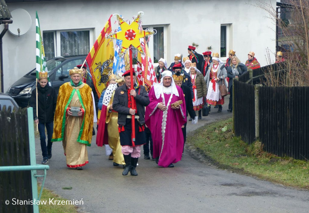 We Włosienicy trzeci raz 6 stycznia przeszedł ulicami Orszak Trzech Króli. Monowice reprezentował Kacper, Włosienicę Melchior, a Dwory Drugie i Stawy Monowskie - Baltazar.