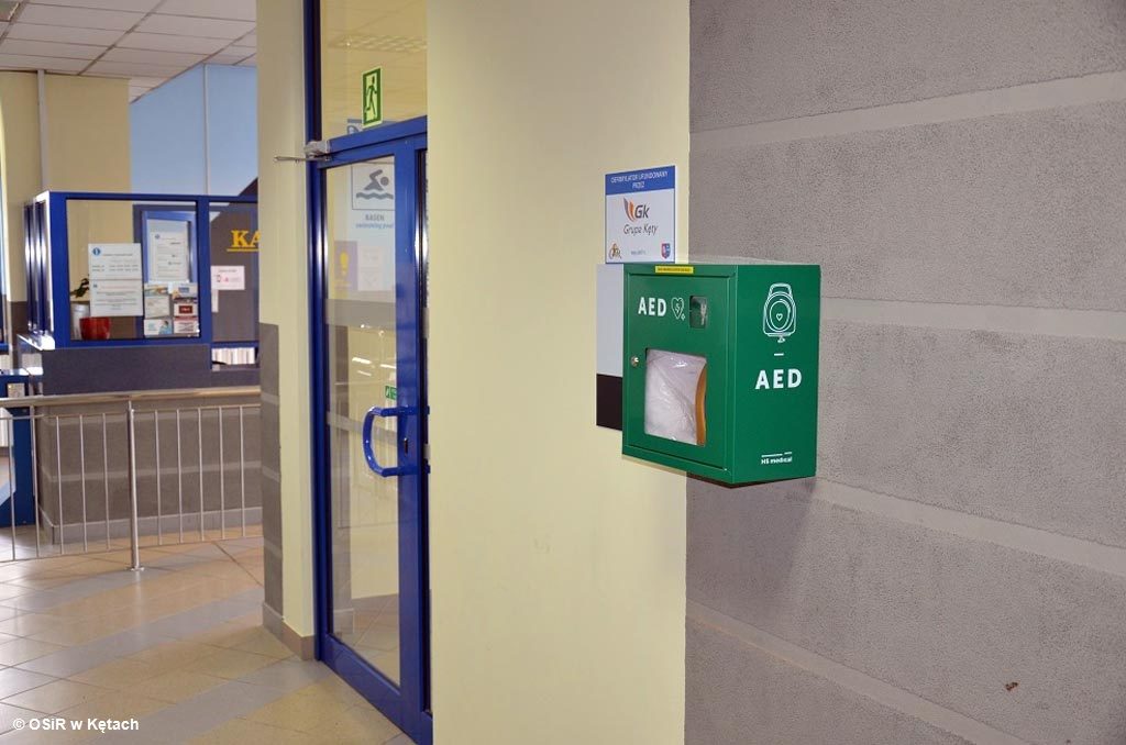 W budynku Krytej Pływalni w Kętach pojawił się defibrylator. Urządzenie może obsłużyć praktycznie każdy.
