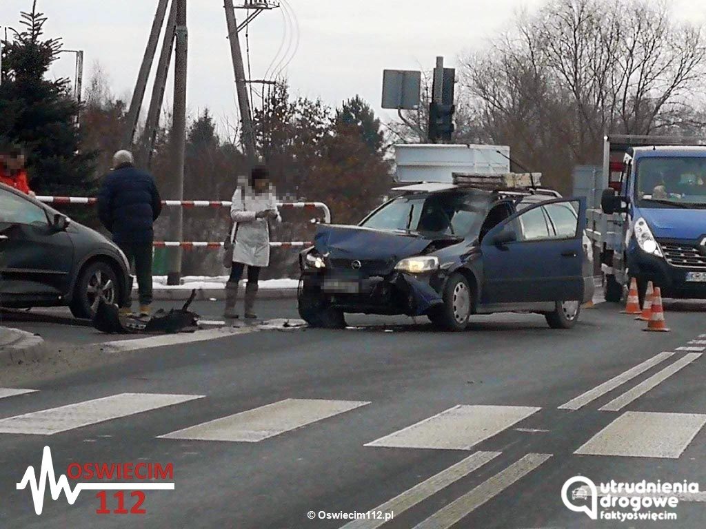 Trzy samochody zderzyły się na skrzyżowaniu ulicy Zatorskiej z Grojecką w Zaborzu. Od kilku dni nie działa w tym miejscu sygnalizacja świetlna.