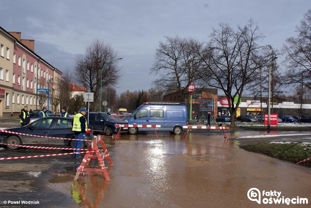 Woda zalała spory fragment ulicy Bema w Oświęcimiu. Przyczyną jest uszkodzony wodociąg.
