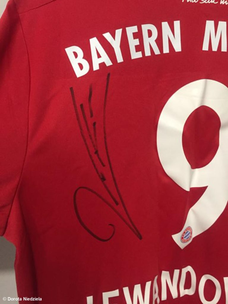 Zakończyła się licytacja charytatywna koszulki Roberta Lewandowskiego z autografem piłkarza. Osiągnęła kwotę 4,494 zł.