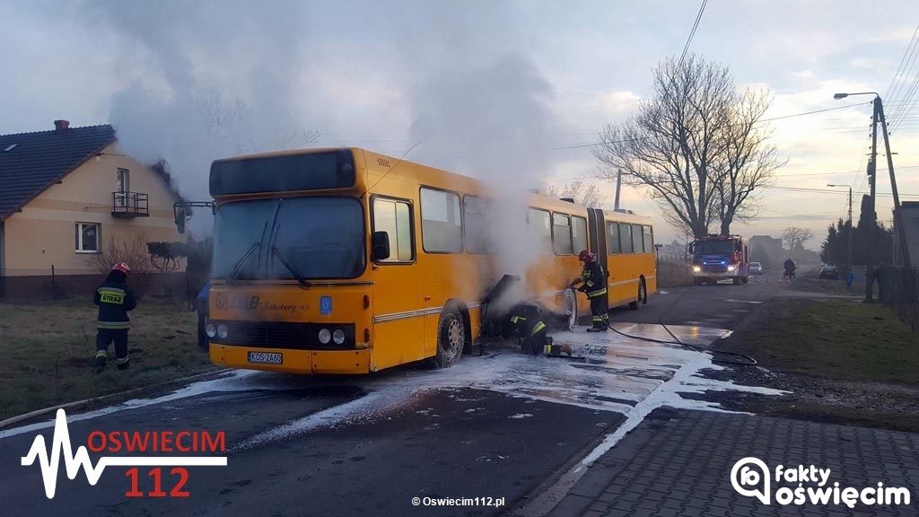 Kłęby dymu zobaczyli mieszkańcy ulicy Oświęcimskiej w Gorzowie i kierowcy ta drogą jadący. Autobus oświęcimskiego przewoźnika stanął tam w ogniu.