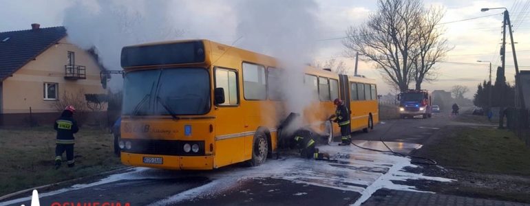 Przegubowy autobus miejski stanął w ogniu – FOTO