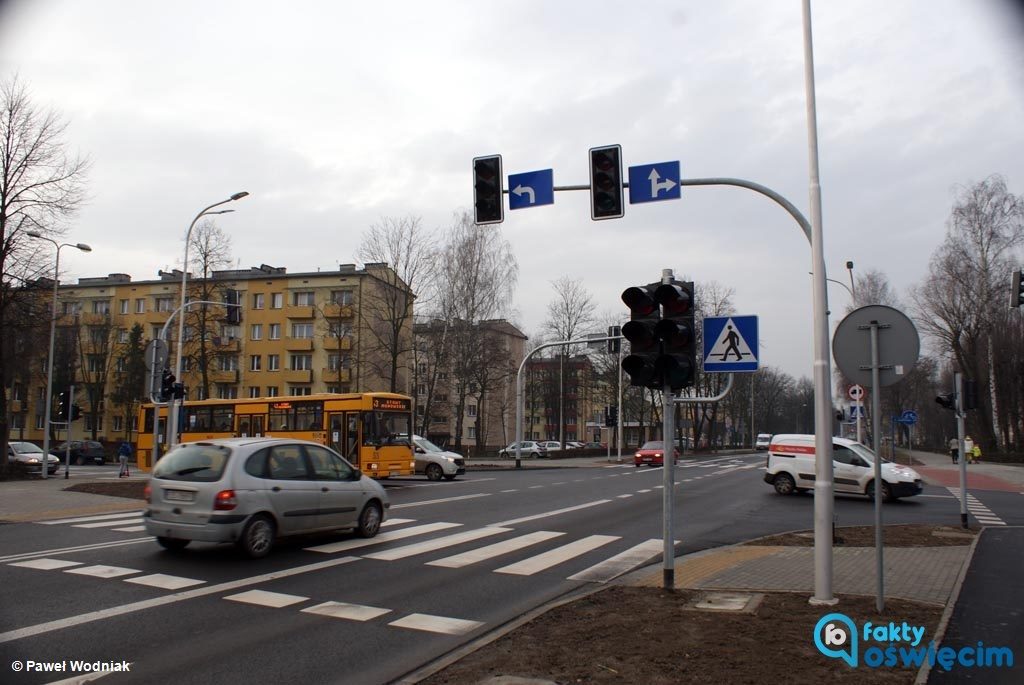 Kolejne skrzyżowanie w Oświęcimiu otrzymało sygnalizację świetlną. Czy ten fakt usprawni komunikację w mieście? Kierowcy wkrótce się przekonają.