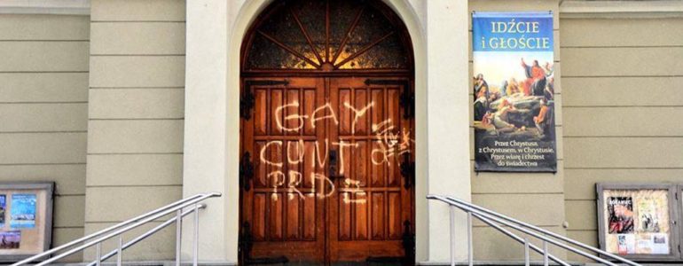 Pseudograffiti na drzwiach kościoła – FILM, FOTO