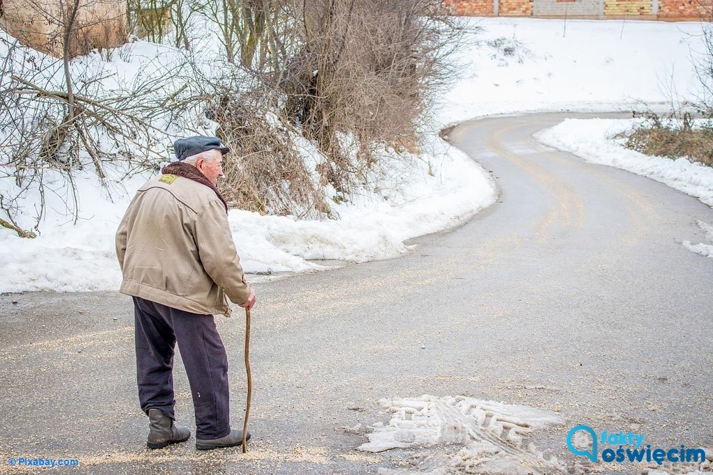 80-latek stracił równowagę na chodniku. Mogła zawinić śliska nawierzchnia. Z pomocą ruszyli policjanci. Szczęśliwie seniorowi nic się nie stało.