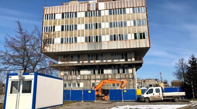 Rozpoczęła się rozbiórka budynku byłego oświęcimskiego hotelu. Straszący wyglądem „Glob” znika z powierzchni ziemi.