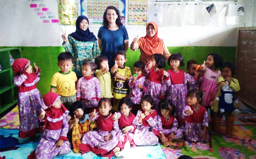 W Przedszkolu Samorządowym w Zaborzu nauczyciele wraz z rodzicami dzieci organizują paczkę dla dwóch wiejskich przedszkoli w Indonezji. 
