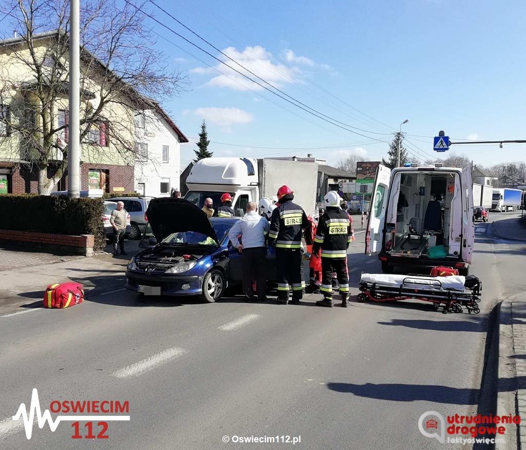 Do zderzenia samochodów doszło na ulicy Oświęcimskiej w Przeciszowie. Na drodze krajowej nr 44 służby wprowadziły ruch wahadłowy.