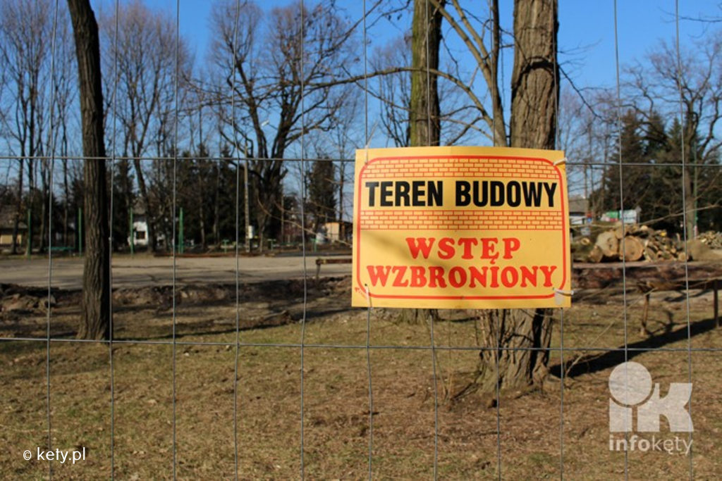 Rozpoczęły się prace związane z przebudową kortów, czyli terenów rekreacyjnych na ulicy Sobieskiego w Kętach. Inwestycja ma się zakończyć we wrześniu 2018 roku.